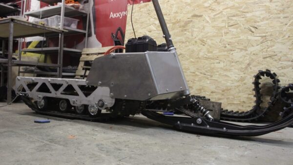 Электро сноубайк_стоячий снегоход_гусеничный самокат_Русак_Moonbikes_MTT136_мото собака_мотосноуборд_электро сноуборд_1