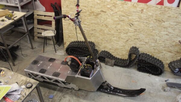 Электро сноубайк_стоячий снегоход_гусеничный самокат_Русак_Moonbikes_MTT136_мото собака_мотосноуборд_электро сноуборд_2