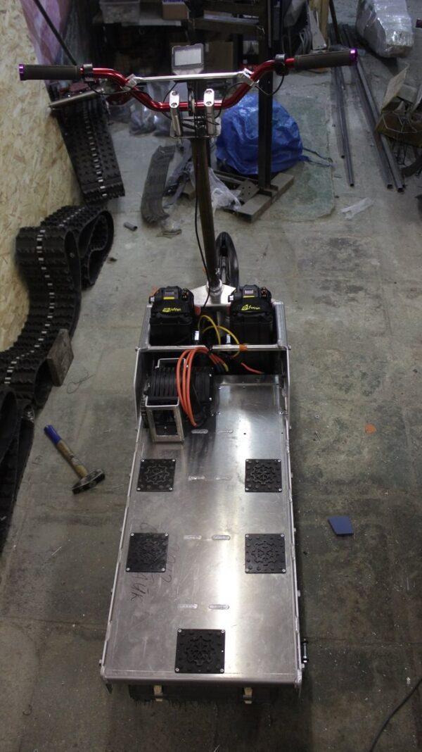 Электро сноубайк_стоячий снегоход_гусеничный самокат_Русак_Moonbikes_MTT136_мото собака_мотосноуборд_электро сноуборд_3