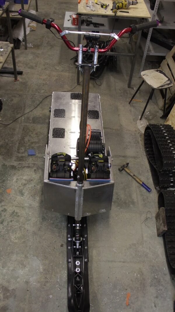 Электро сноубайк_стоячий снегоход_гусеничный самокат_Русак_Moonbikes_MTT136_мото собака_мотосноуборд_электро сноуборд_6